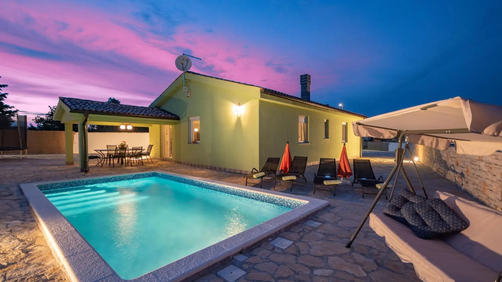 Prázdninový dům Villa Nora, A Private Villa With Pool Minutes From The Beach Krmed